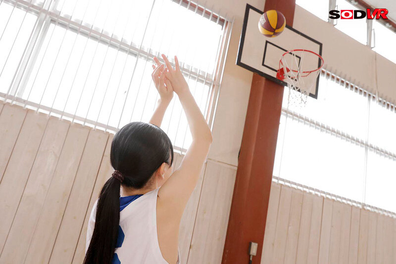 【VR】女子バスケ部の生徒と先っぽ3cmの空気イス特訓！ケツ肉がプルプル我慢できずニュルっと 合体。あまりの刺激に暴走ピストン杭打ち騎乗位！！ 響乃うた 画像4